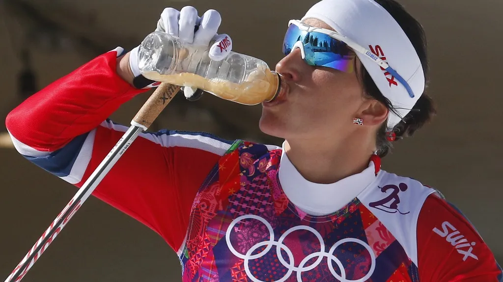 Marit Björgenová se občerstvuje během bruslařské desítky
