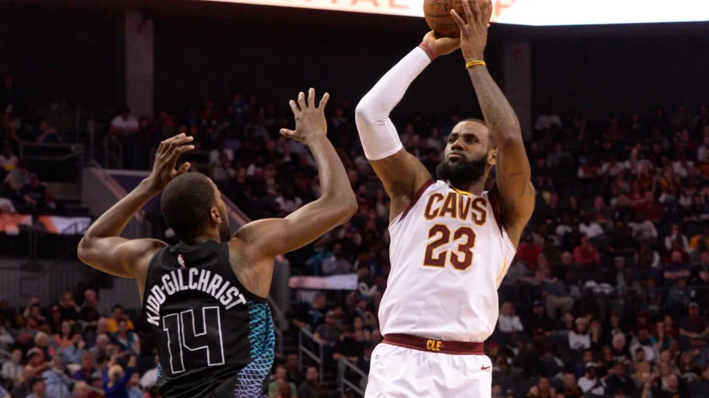 LeBron James skóruje