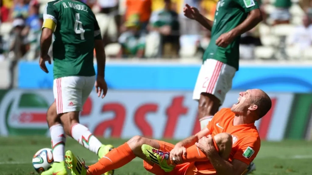 Arjen Robben zákrokům Mexičanů přidával