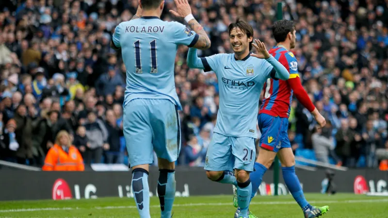 David Silva (uprostřed) slaví gól Manchesteru City v zápase proti Crystal Palace
