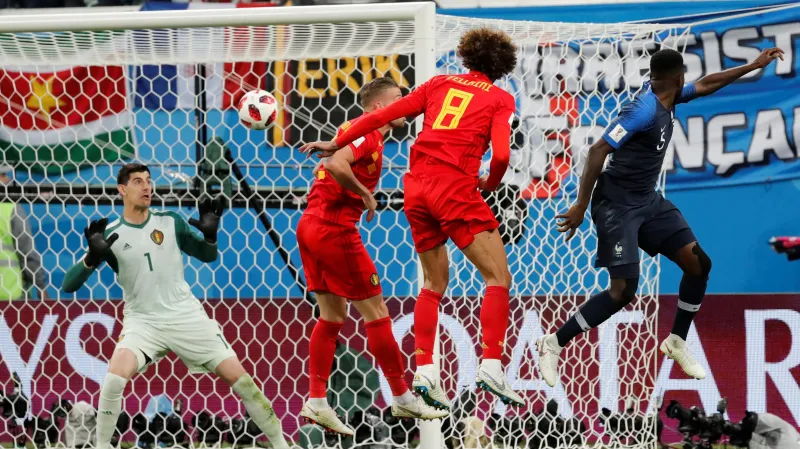 Francouz Samuel Umtiti střílí gól do sítě Belgie
