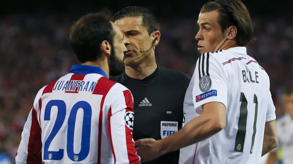 Juanfran z Atlética Madrid (vlevo) v rozmluvě s Garethe Balem z Realu Madrid