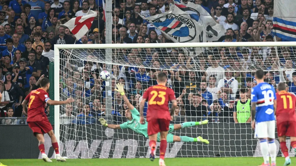 Lorenzo Pellegrini z AS Řím dává gól z penalty proti Sampdorii Janov