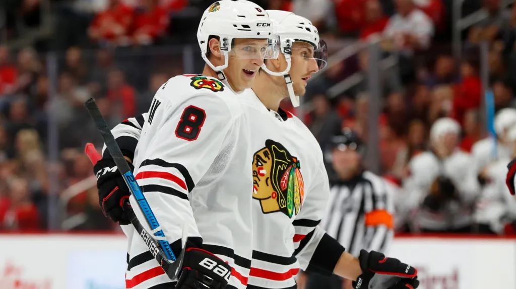 Dominik Kubalík (číslo 8) slaví gól v dresu Chicaga