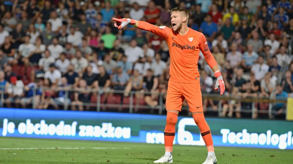 Tomáš Vaclík diriguje obranu Sevilly v utkání proti Olomouci