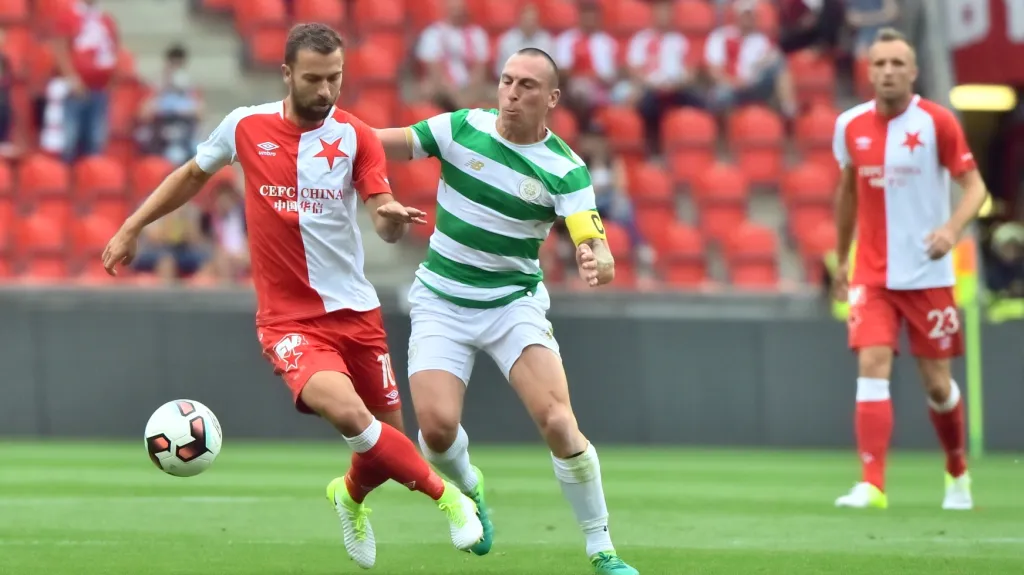 Josef Hušbauer (vlevo) v zápase proti Celticu