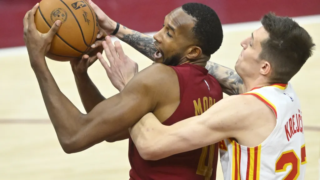 Vít Krejčí a Evan Mobley v zápase Atlanty s Clevelandem