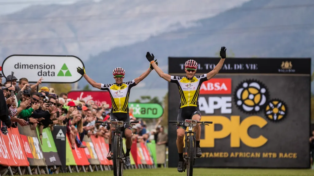Jaroslav Kulhavý a Howard Grotts se radují z vítězství v Cape Epic