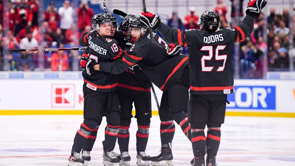 Kanadští hokejisté do 20 let oslavují gól v semifinále MS