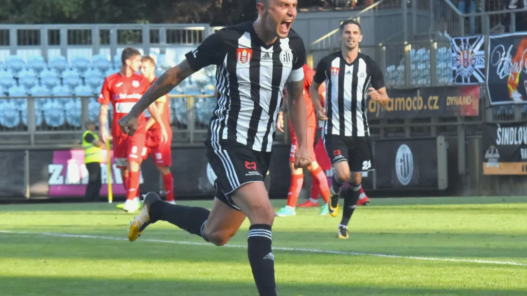 Jiří Kladrubský z Českých Budějovic se raduje z gólu