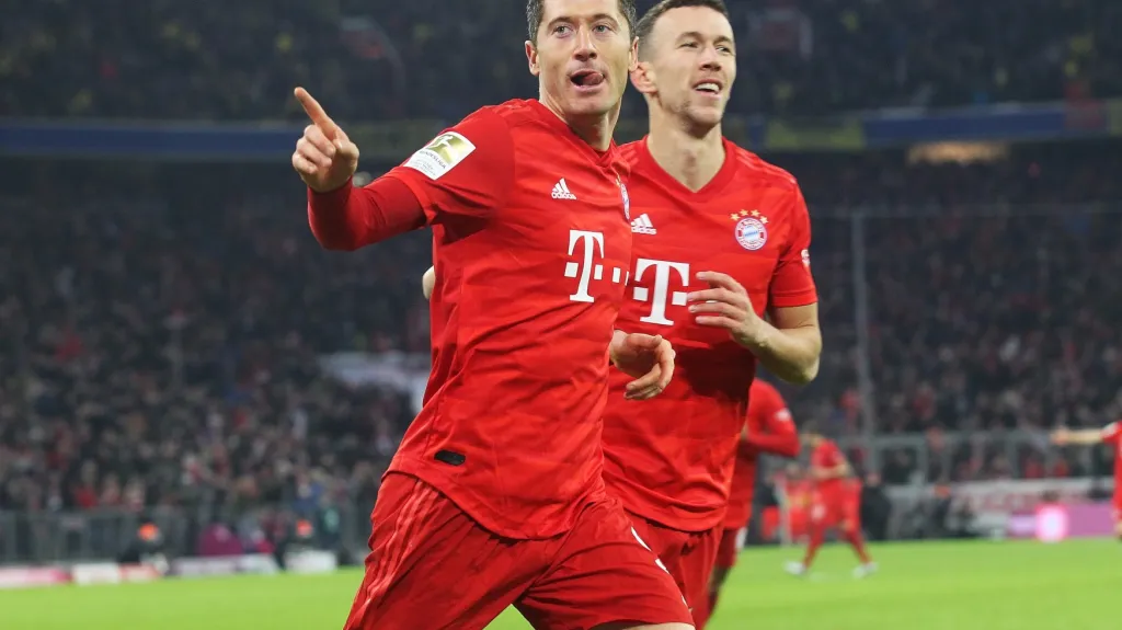 Robert Lewandowski z Bayernu oslavuje gól v síti Dortmundu