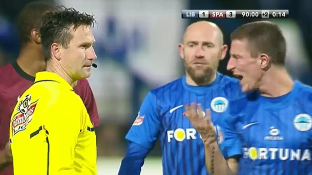 Fleišman po faulu od Kweukeho