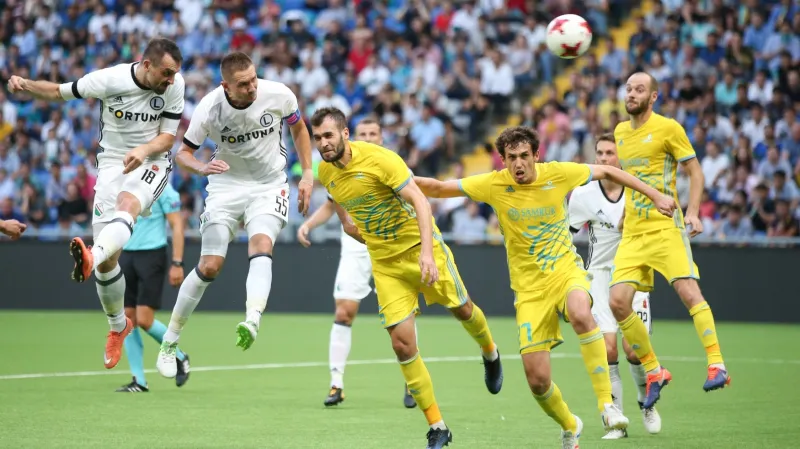 Fotbalisté Legie (v bílém) v utkání proti Astaně