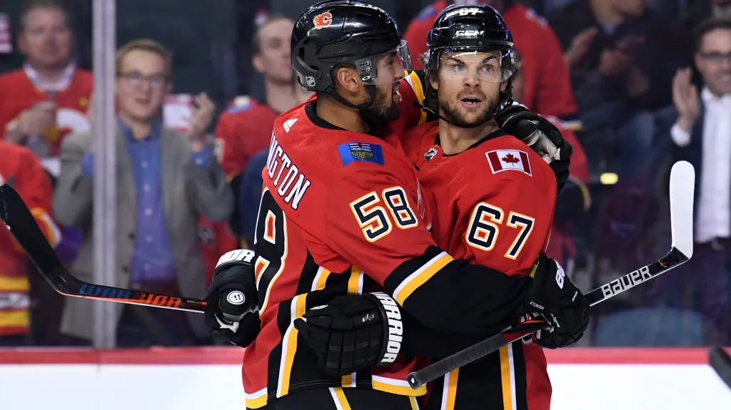 Michael Frolík z Calgary (vpravo) se raduje z gólu