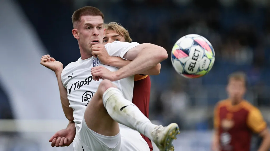 Marko Kvasina ze Slovácka v souboji s Davidem Ludvíčkem z Dukly