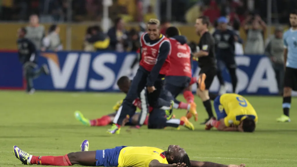 Vysílení a radost ekvádorských fotbalistů po rozhodujícím kvalifikačním utkání s Uruguayí