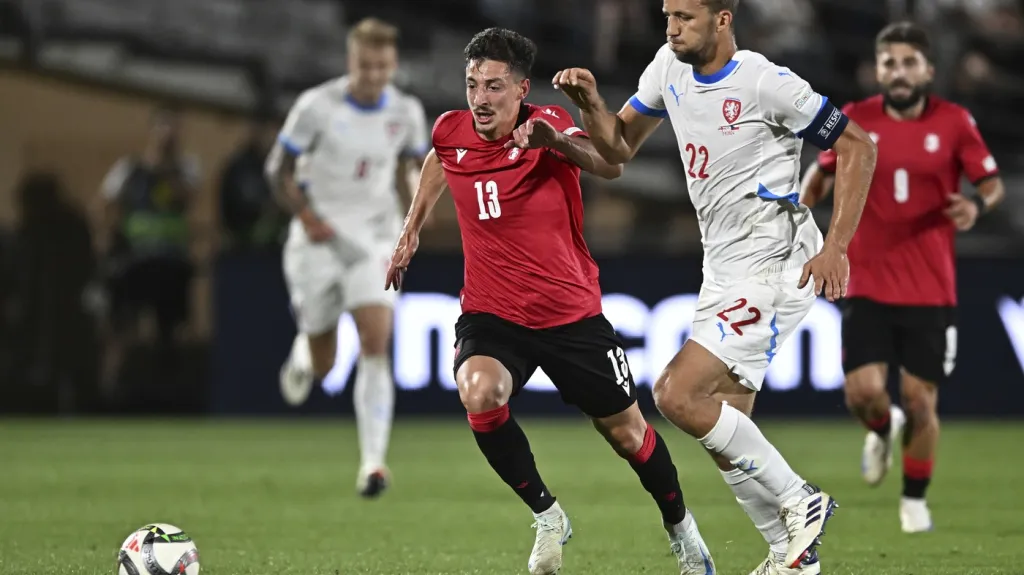 Tomáš Souček v utkání s Gruzií
