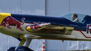 Šonka s Pařízkem si z ME v letecké akrobacii odvezli stříbro