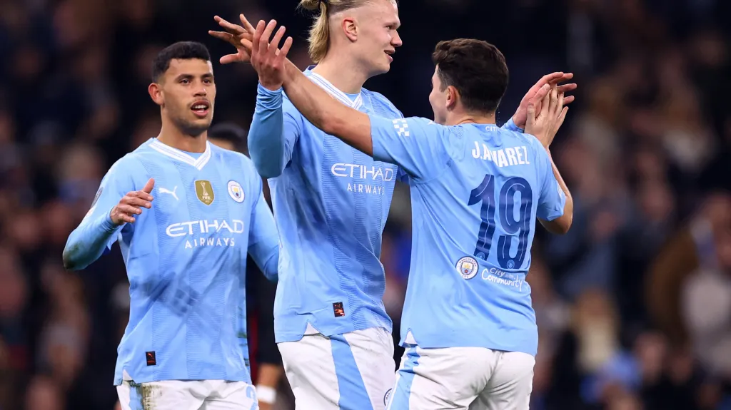Útočník Manchesteru City Erling Haaland se raduje s Julianem Álvarezem
