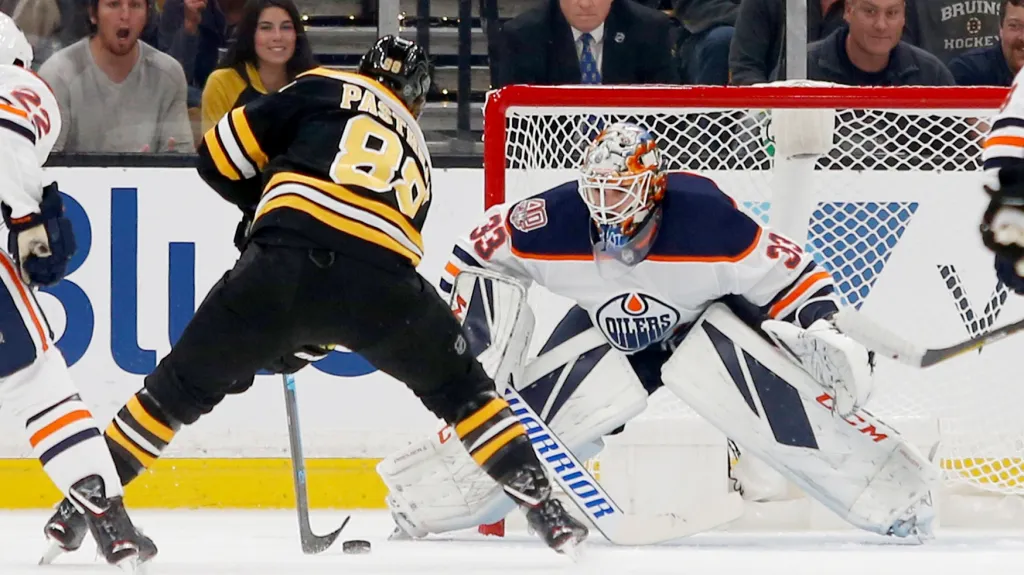 Bostonský David Pastrňák dělá kličku brankáři Camu Talbotovi z Edmontonu