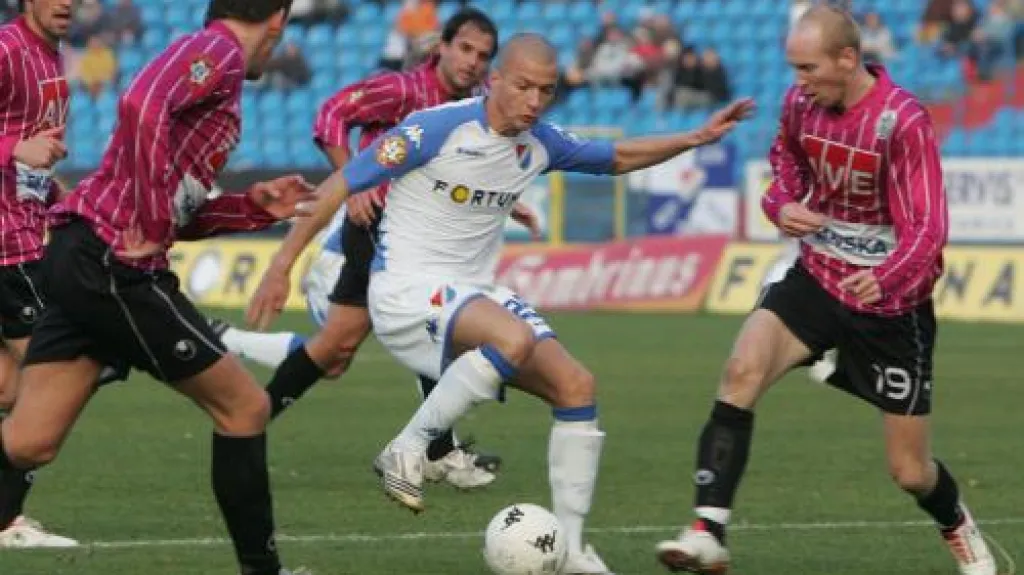 Ostravský útočník Svěrkoš v obležení protihráčů