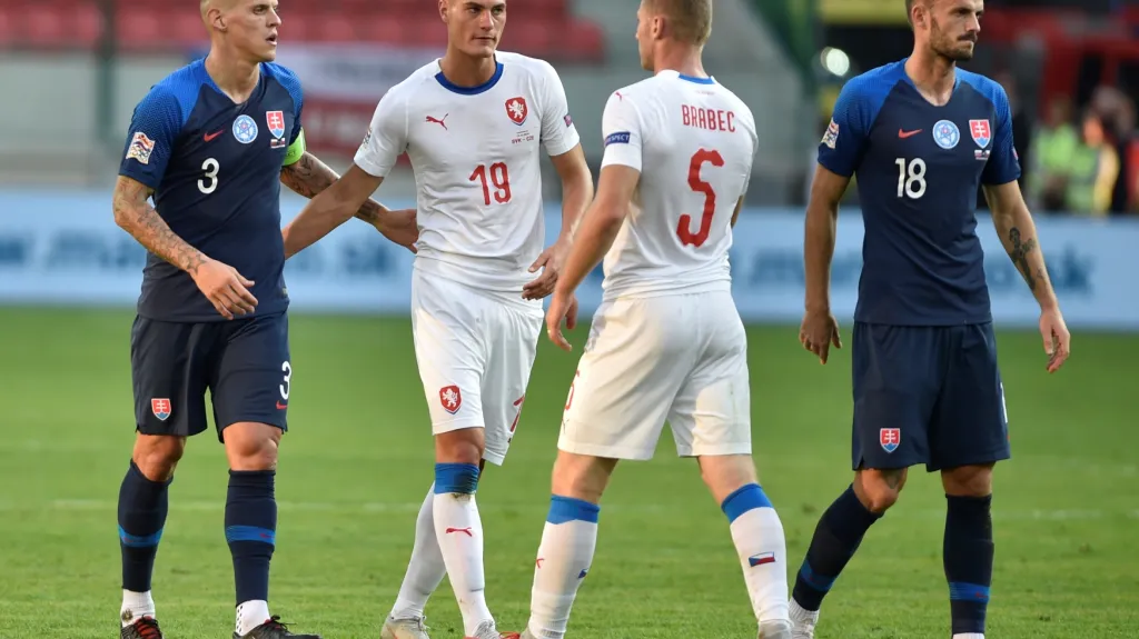 Patrik Schick (č. 19) po utkání se Slovenskem