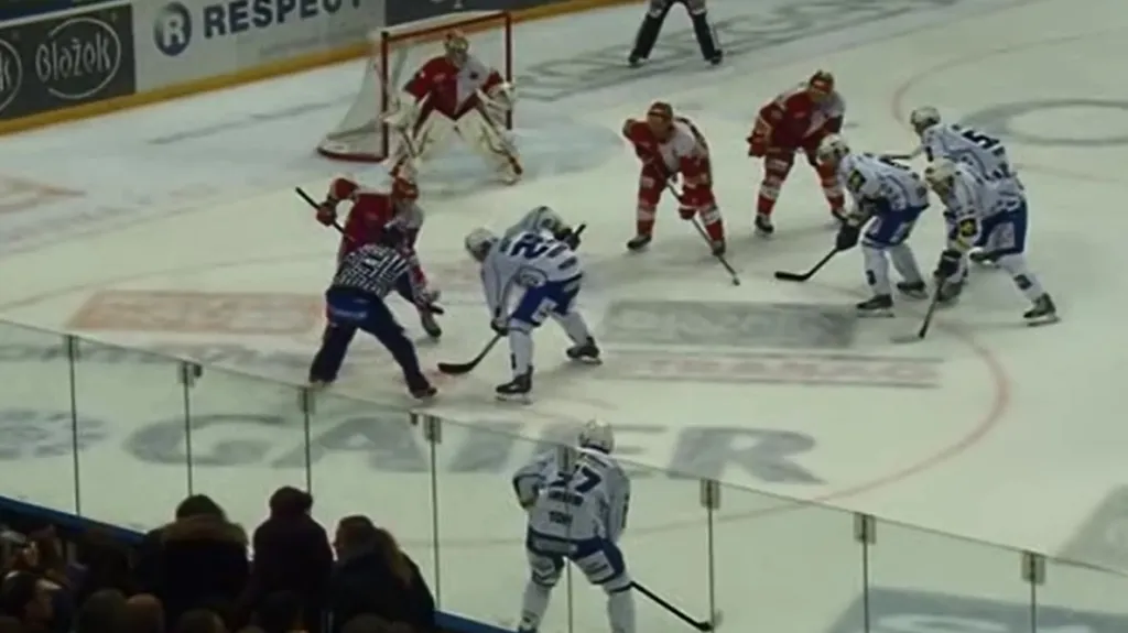 Rozhodčí Suchánek chyboval v duelu Slavie s Brnem a dostal trest