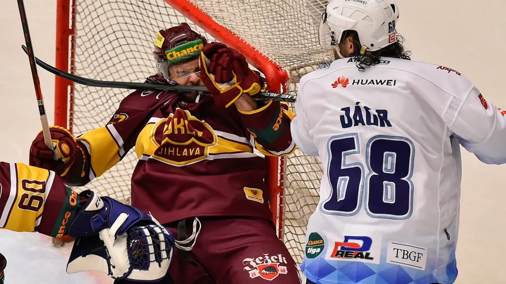 Jaromír Jágr tvrdě atakuje Filipa Eliáše