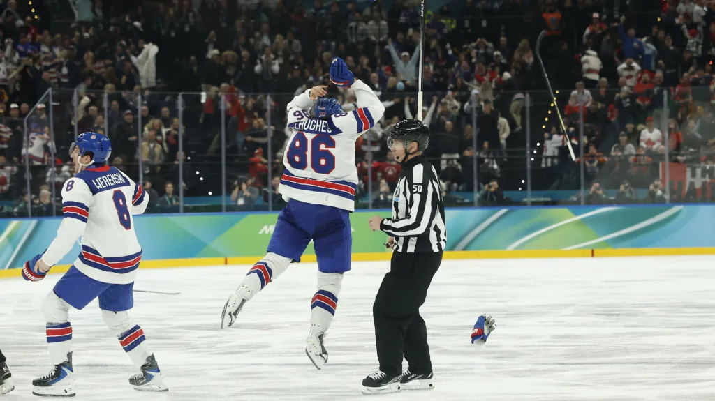 Radost Jacka Hughese z vítězného gólu USA ve finále OH proti Kanadě