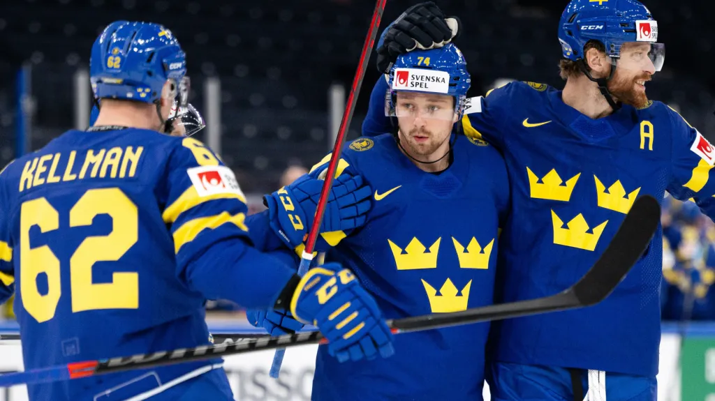 Švédští hokejisté se radují z branky