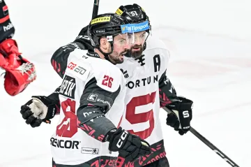 Michal Řepík slaví s Romanem Horákem