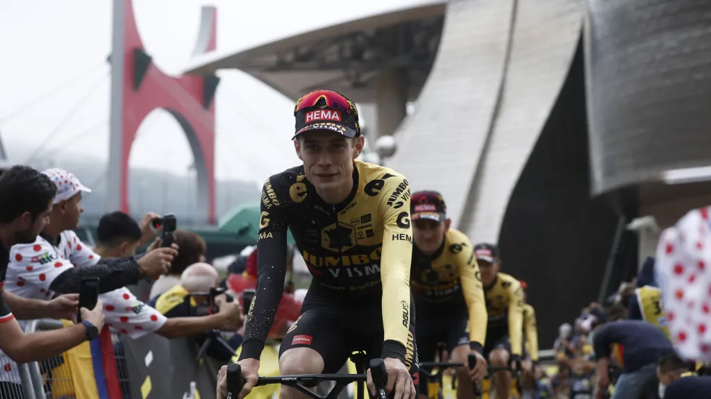 Jonas Vingegaard začíná svou obhajobu žlutého dresu