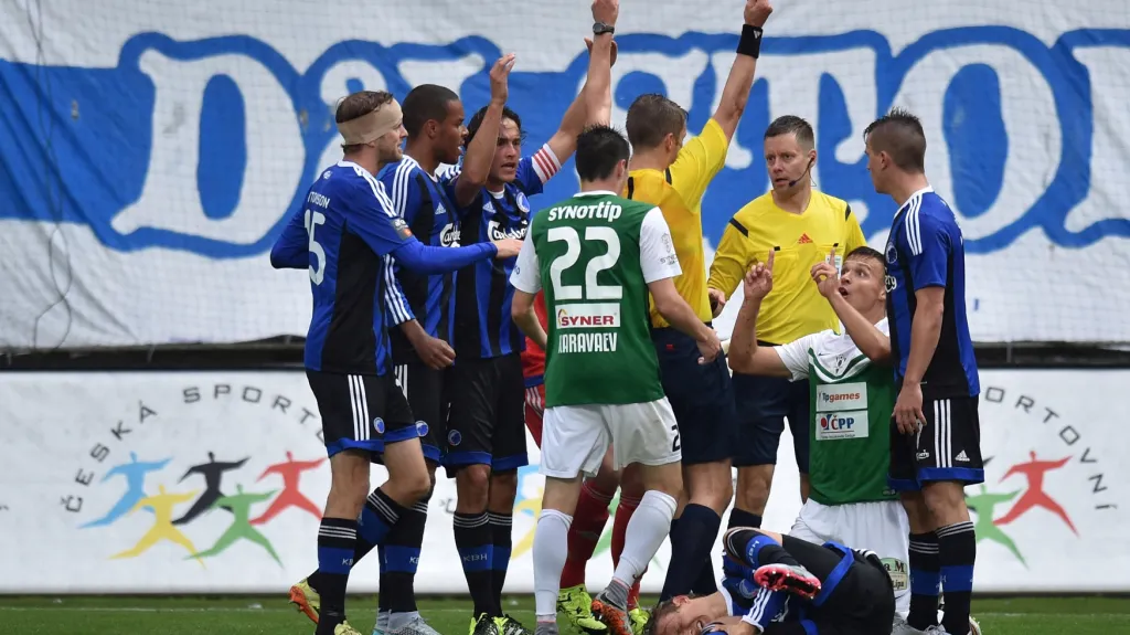 Jablonecký Stanislav Tecl dostává červenou kartu v utkání s Kodaní