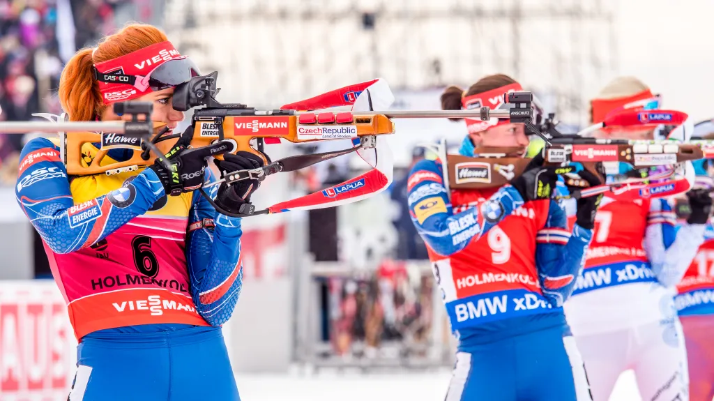 Gabriela Soukalová a Veronika Vítková na střelnici