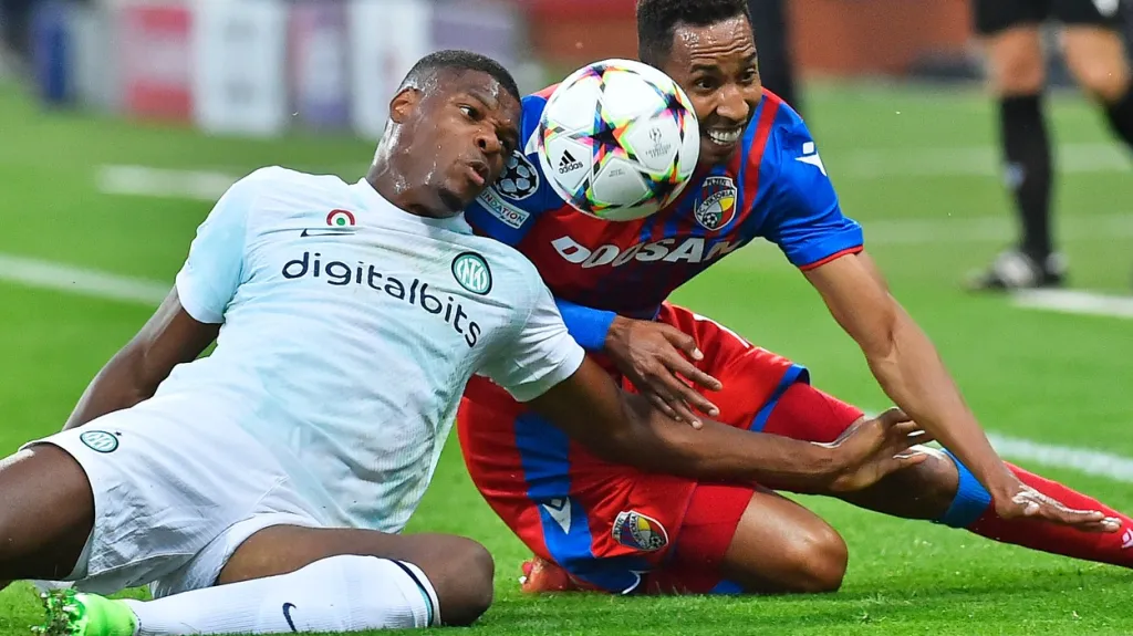 Denzel Dumfries z Interu a plzeňský Jhon Mosquera