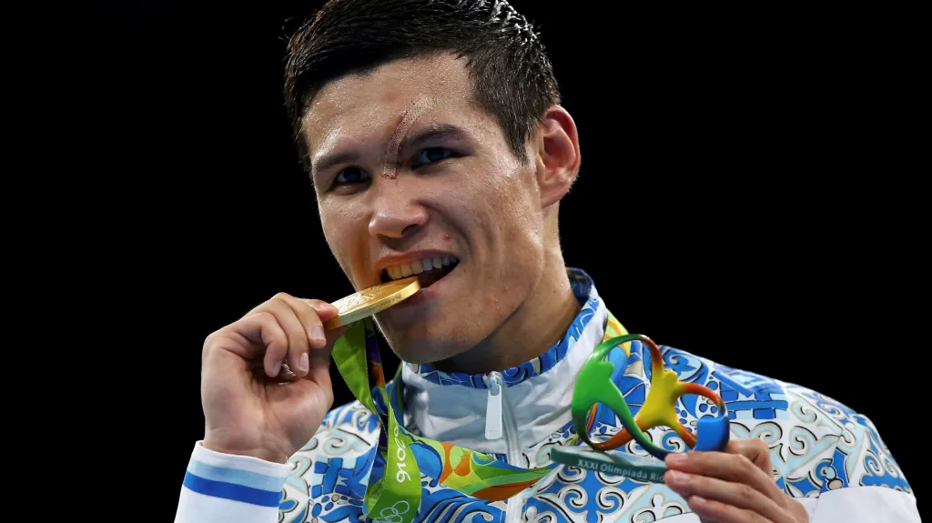 Boxerský vítěz v kategorii do 69 kg Danijar Jelusinov