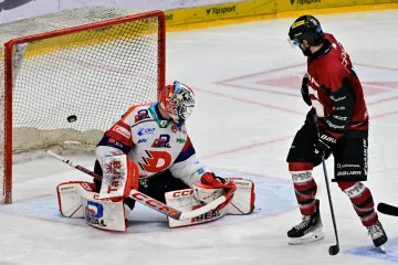 Pardubický brankář Tomáš Vomáčka inkasuje v utkání proti Spartě