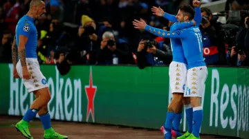 Fotbalisté SSC Neapol slaví gól do sítě Realu Madrid