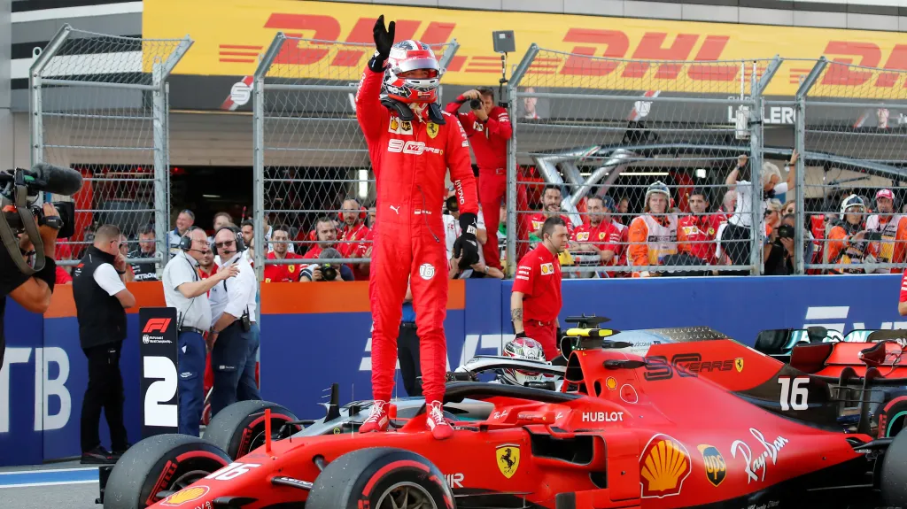 Charles Leclerc z Ferrari se raduje z výhry v kvalifikaci v Soči
