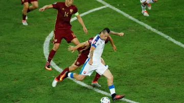 Slovák Marek Hamšík střílí na branku v zápase proti Rusku