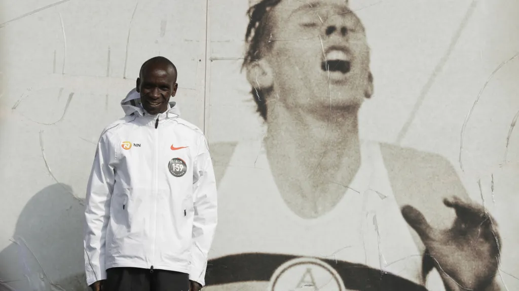 Eliud Kipchoge před fotografií Rogera Bannistera
