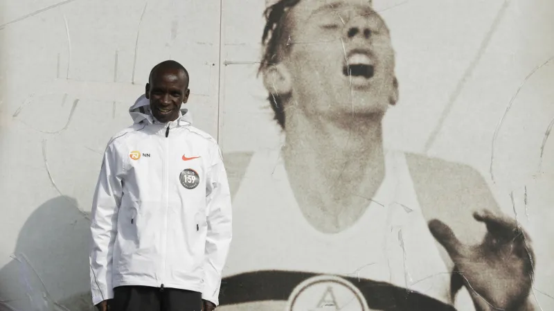 Eliud Kipchoge před fotografií Rogera Bannistera
