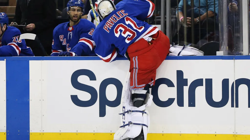 Brankář New York Rangers Ondřej Pavelec odchází na střídačku