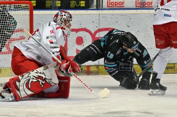 Ondřej Kacetl a Jakub Minárik v utkání Energie Karlovy Vary – Oceláři Třinec