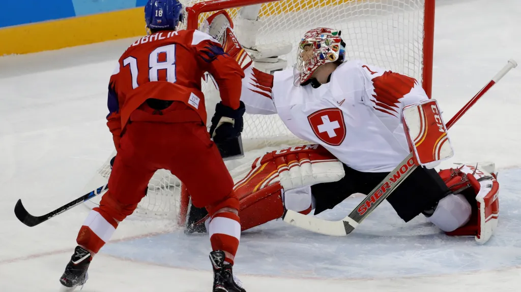Dominik Kubalík střílí branku Jonasi Hillerovi ze Švýcarska