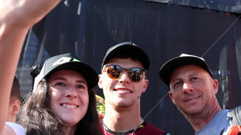 Usměvavé selfíčko fanoušků s Filipem Salačem