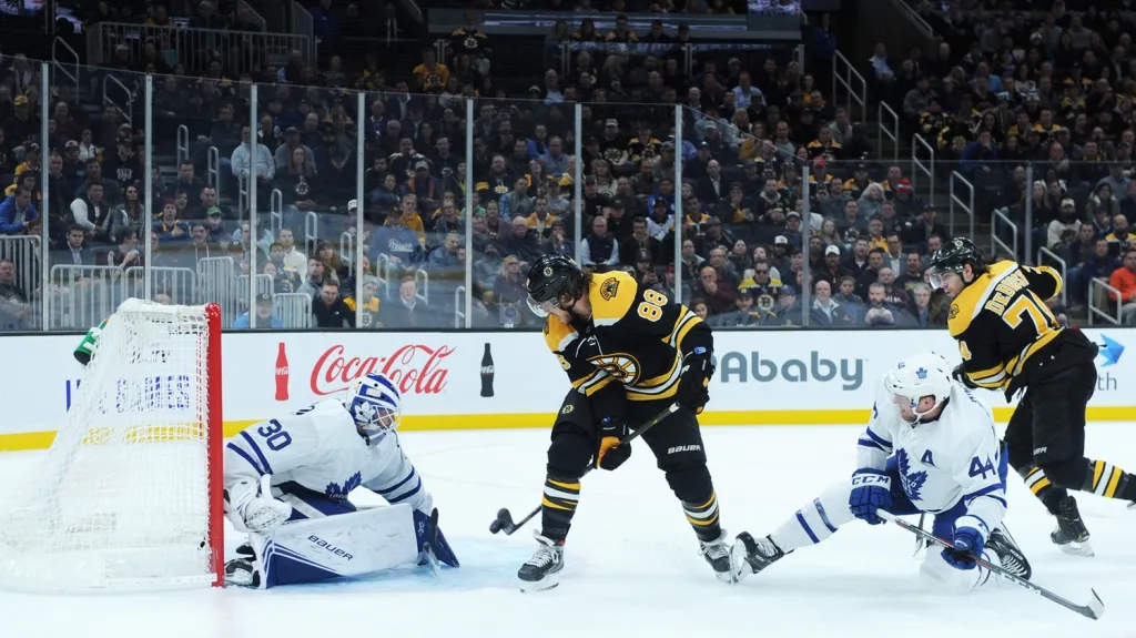 David Pastrňák překonává brankáře Toronta