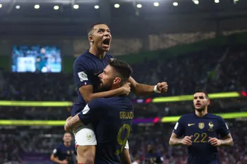 Francouzi Olivier Giroud a Kylian Mbappé oslavují gól