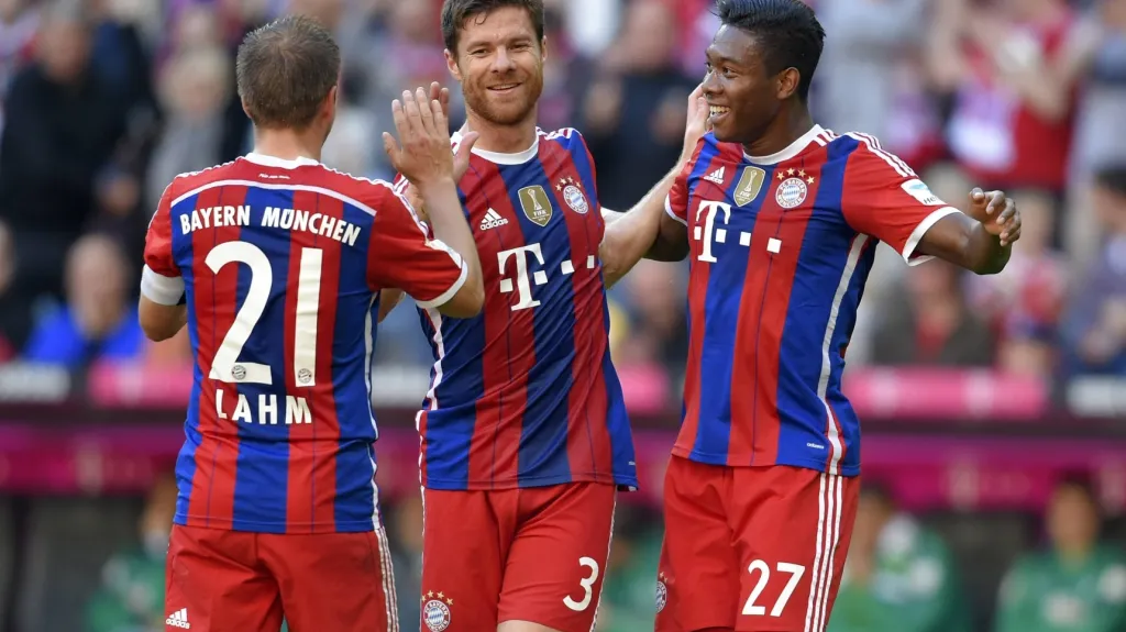 Xabi Alonso (uprostřed) se raduje se spoluhráči