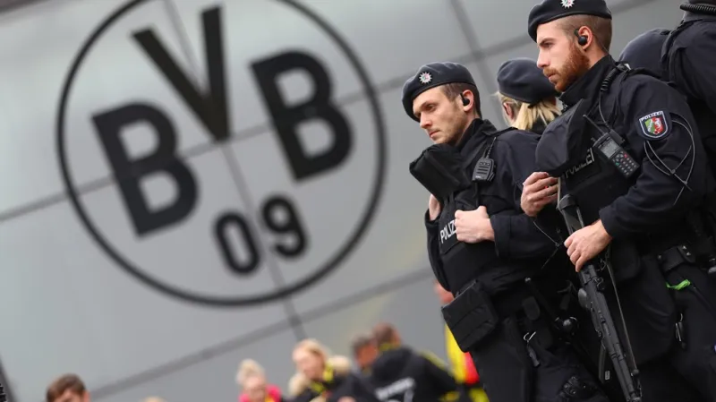 Policisté dohlíží na dění kolem Vestfálského stadionu v Dortmundu
